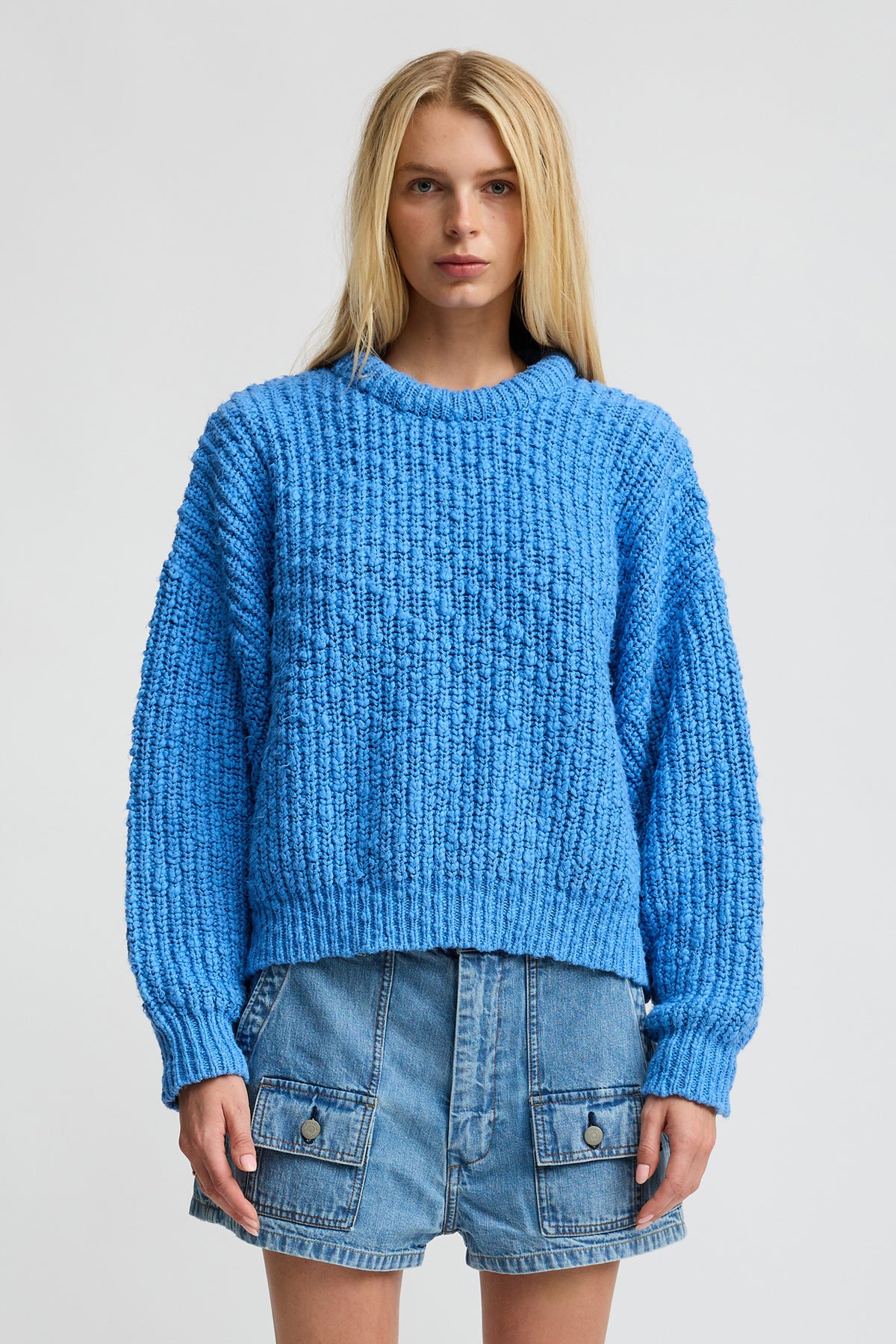 Oversize-Kurzpullover mit gepolstertem Kragen - Blau