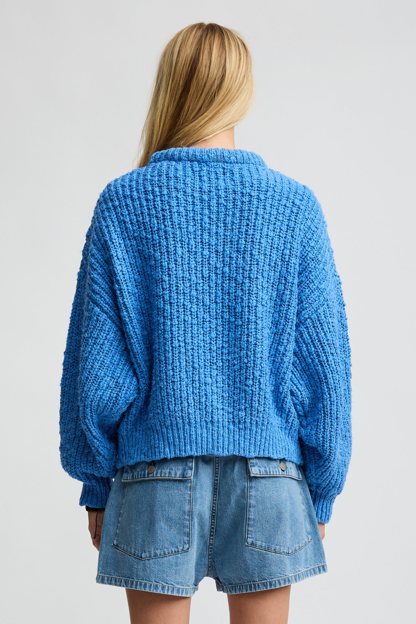 Oversize-Kurzpullover mit gepolstertem Kragen - Blau